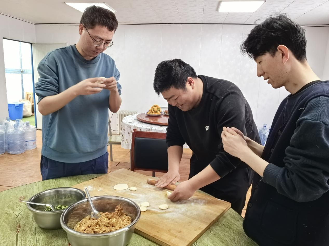 項(xiàng)目部里包餃子。王元明攝