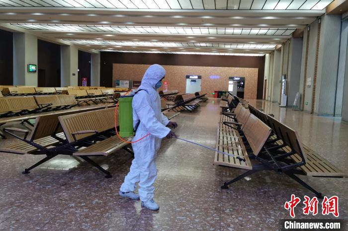 圖為拉薩車站工作人員在候車室進(jìn)行消毒?！±詈Ｐ?攝