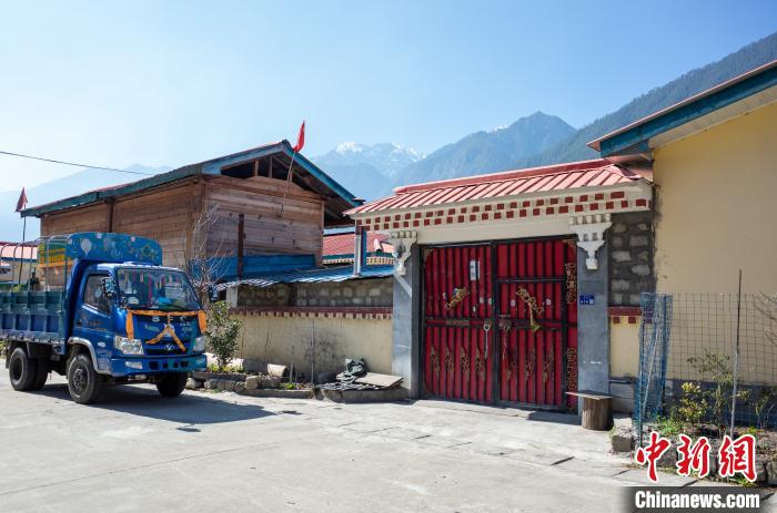 圖為林芝下察隅鎮(zhèn)布巴村村民家門口停放著貨運(yùn)車輛?！〗w波 攝