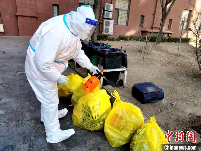 給垃圾做消殺?！¤F西區(qū)委宣傳部 攝