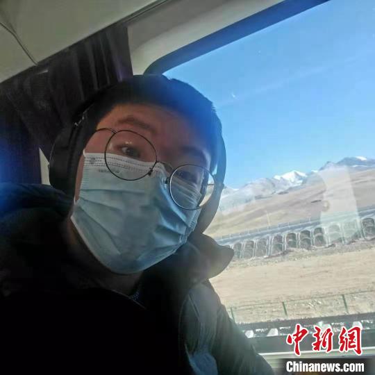 1月8日在西藏那曲開往拉薩火車上?！∈茉L者供圖 攝