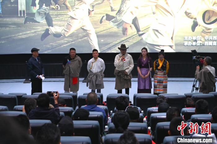 圖為主創(chuàng)人員分享譯制過程。　趙朗 攝