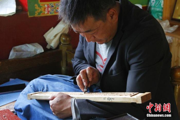 圖為7月14日，普松雕刻技藝傳承人嘎瑪曲扎正在家中進行創(chuàng)作。 <a target='_blank' ><p  align=