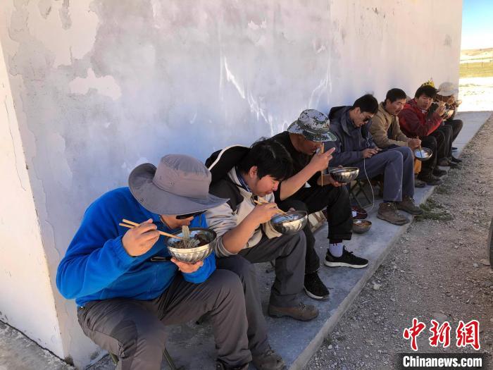 科考隊(duì)員在高原湖泊岸邊進(jìn)餐。　<a target='_blank' ><p  align=