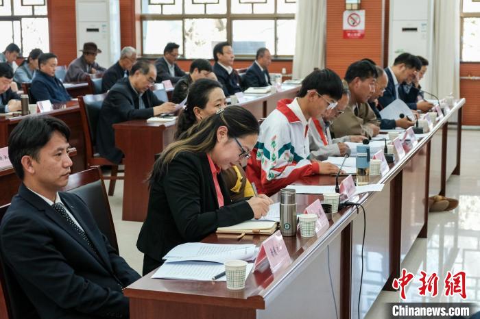 圖為8月10日座談會(huì)現(xiàn)場(chǎng)，左一為歸國(guó)定居藏胞晉美次旦?！〗w波 攝