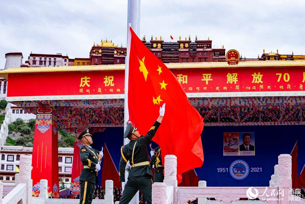 8月19日10時(shí)，慶祝西藏和平解放70周年大會(huì)在拉薩市布達(dá)拉宮廣場(chǎng)隆重舉行。這是大會(huì)舉行升旗儀式。徐馭堯 攝
