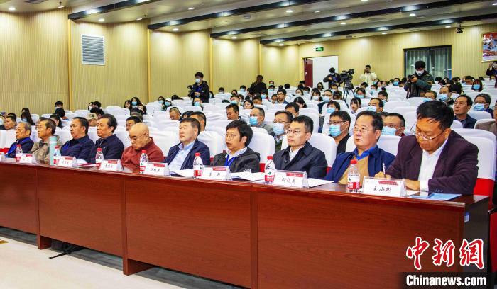 圖為與會專家學者聽會?！钪覍?攝
