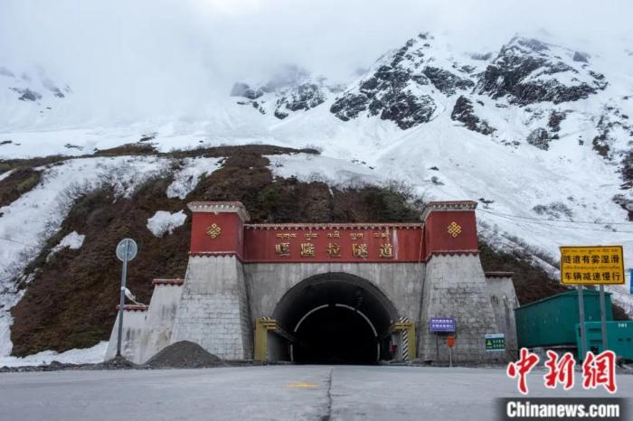 墨脫公路控制性工程——嘎隆拉隧道。上方為嘎隆拉雪山，曾是進(jìn)入墨脫最大的“攔路虎”。