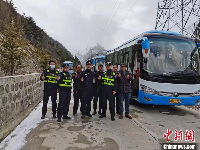 救援成功后，司機(jī)們與邊境派出所民警合影?！±罱ǚ?攝