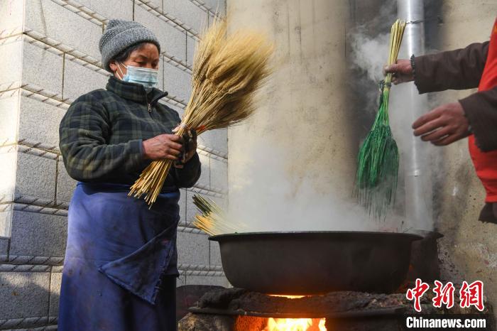圖為拉薩手藝人制作年貨“羅薩梅朵”?！∝暩聛硭?攝