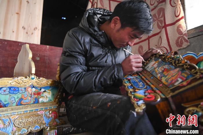 圖為拉薩手藝人制作年貨“切瑪盒”?！∝暩聛硭?攝