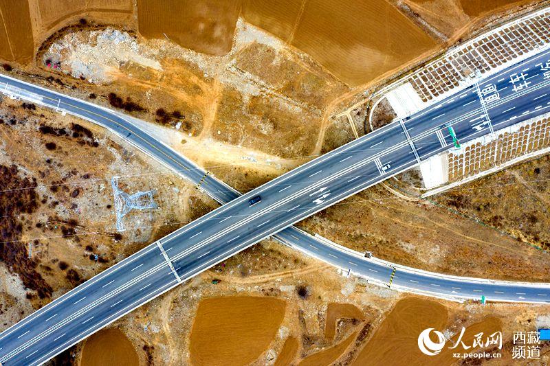 拉林高等級公路。徐馭堯攝
