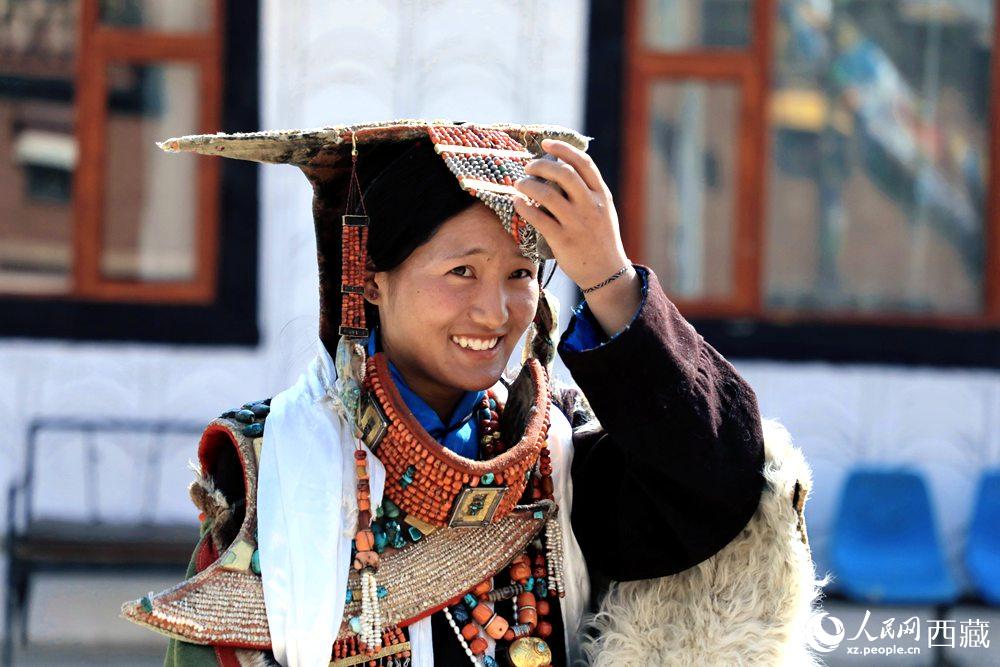 身著“飛天服飾”的普蘭少女。人民網(wǎng) 李海霞攝