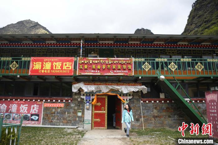 玉麥鄉(xiāng)里修建了飯店與旅館。　楊華峰 攝