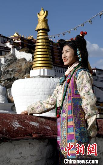 西藏自治區(qū)級(jí)非遺項(xiàng)目——拉薩服飾，圖為舊時(shí)拉薩貴族婦女的裝扮。