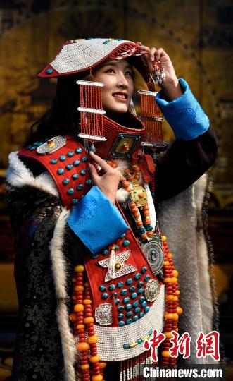 圖為國(guó)家級(jí)非遺項(xiàng)目——西藏阿里普蘭的“宣”服，該服飾華麗稀有，每逢節(jié)日盛典時(shí)才會(huì)穿戴?！±盍?攝