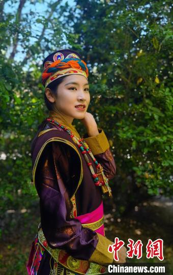 圖為國(guó)家級(jí)非遺項(xiàng)目——林芝工布藏族服飾?！±盍?攝