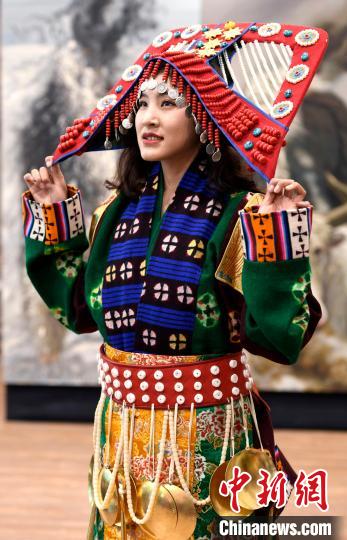 圖為國(guó)家級(jí)非遺項(xiàng)目——西藏那曲申扎縣的巴扎服飾?！±盍?攝