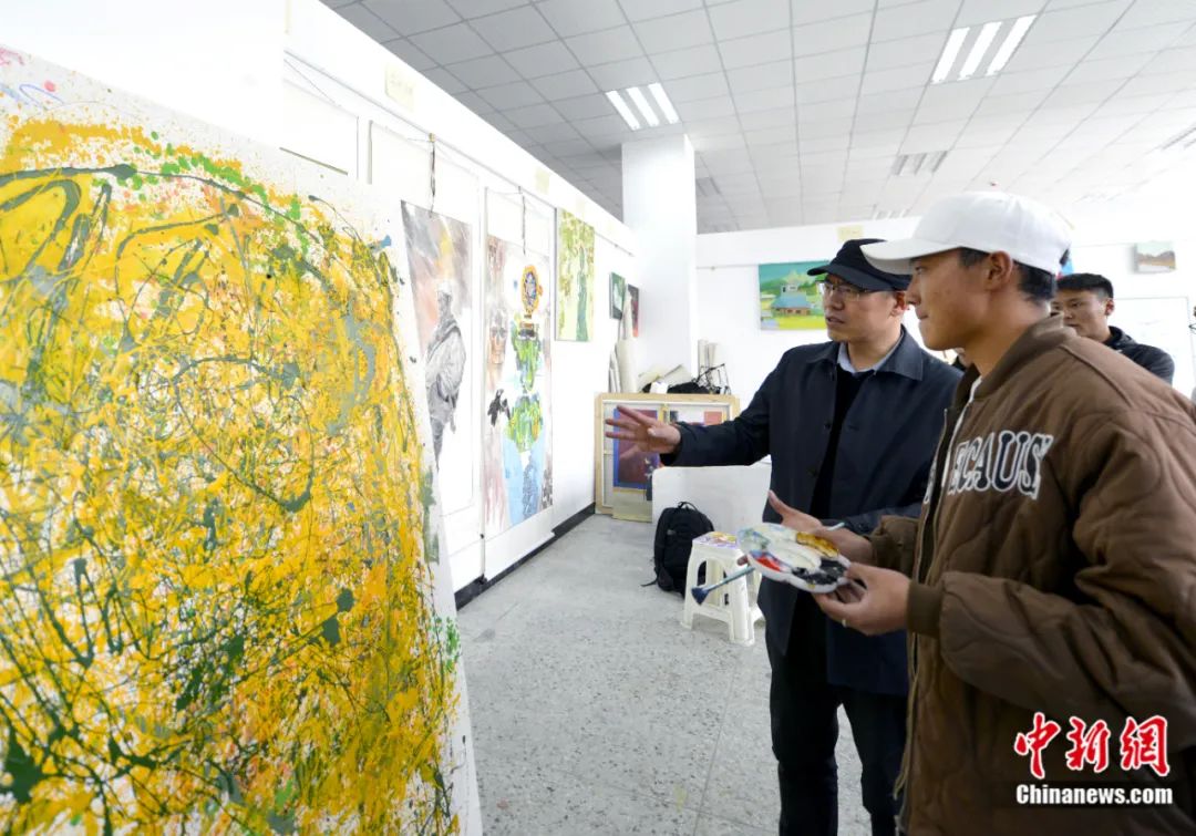 劉洋在課堂上指導(dǎo)學(xué)生繪畫技巧。<a target='_blank' href='/'><p  align=