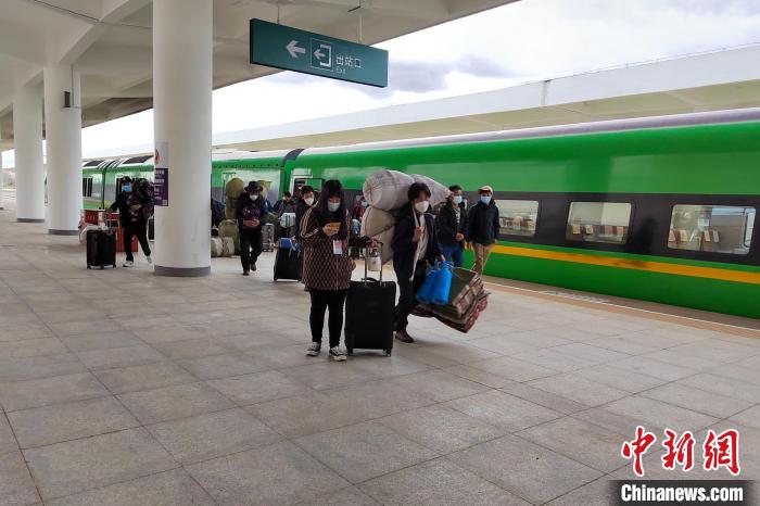 10月6日，乘客乘復工專列抵達日喀則?！±_車務段 供圖