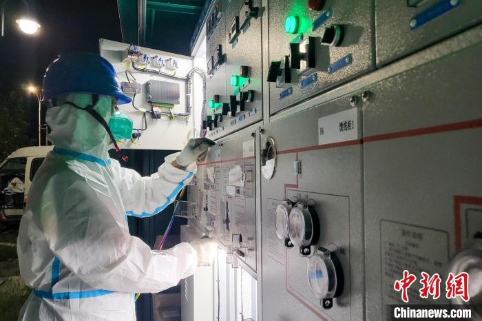 西藏電力部門順利完成方艙醫(yī)院供電設(shè)備安全可靠接入?！⊥醮箫w 攝