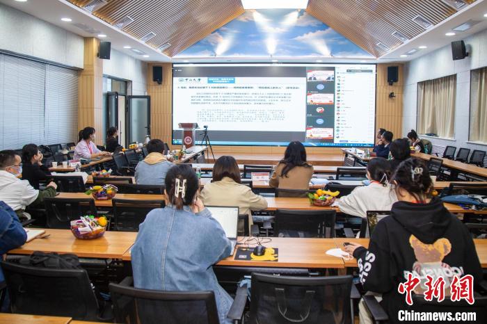 圖為論壇會(huì)議現(xiàn)場?！⊥瑬|放 攝