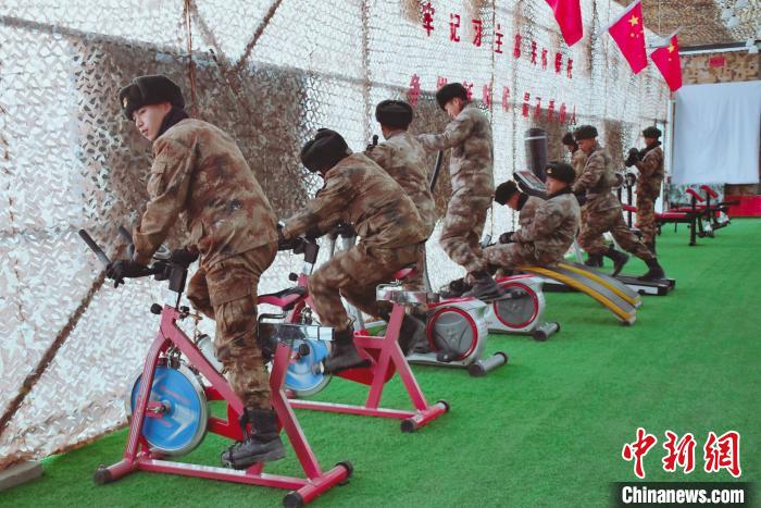 圖為阿里軍分區(qū)某邊防團官兵在陽光房里鍛煉。　劉曉東 攝