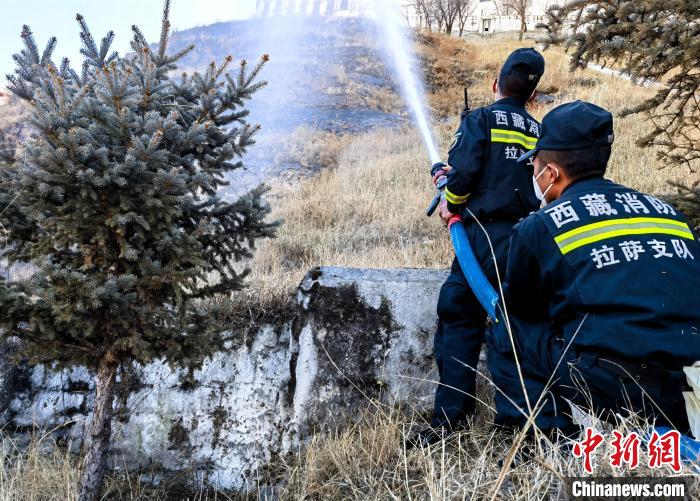 12月6日，布達(dá)拉宮消防救援大隊(duì)在布達(dá)拉宮山體林草區(qū)域開(kāi)展?jié)窕ぷ??！㈣?攝