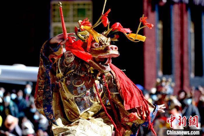 2月19日，楚布寺僧人佩戴面具參加跳神活動(dòng)?！±盍?攝