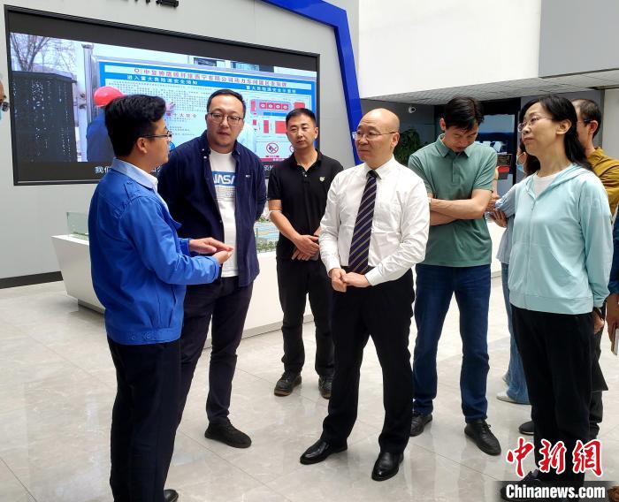 圖為全國政協(xié)委員、農(nóng)工黨青海省委主委王昆(中)在企業(yè)調(diào)研?！」鶟M福 供圖