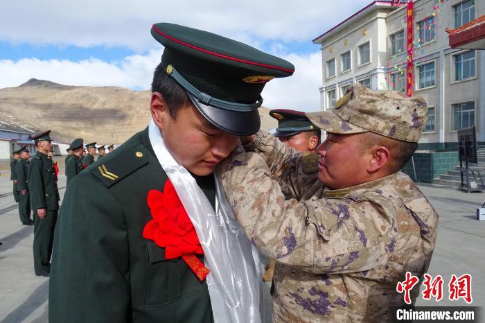 卸下軍銜等標(biāo)識?！⒖≥x 攝