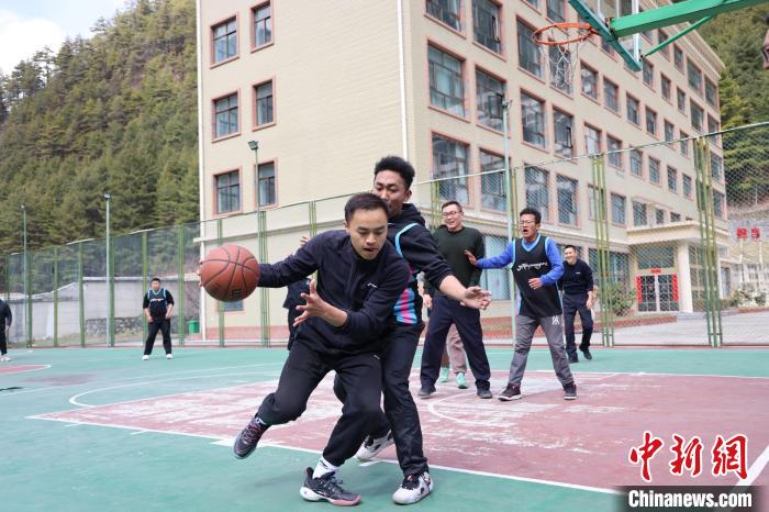 圖為亞東邊檢站民警與駐地農(nóng)業(yè)銀行代表開展籃球友誼賽?！『?攝