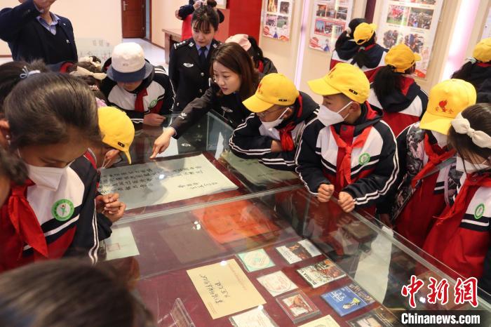 圖為亞東邊檢站民警為駐地小學生講解該站榮譽發(fā)展史?！『?攝