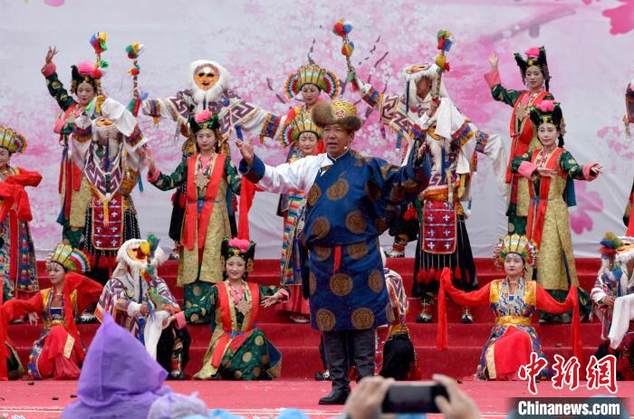 3月28日，西藏林芝第二十屆桃花旅游文化節(jié)開幕式上的文藝表演?！±盍?攝