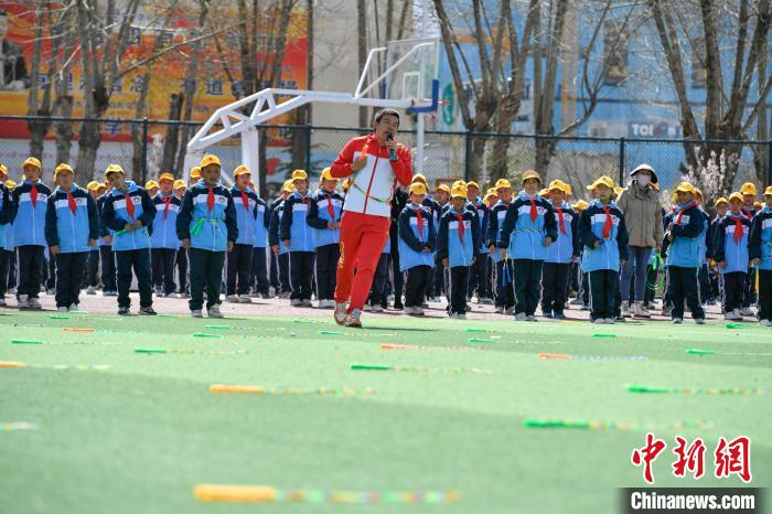圖為學(xué)生在跳繩教練齊景龍的指導(dǎo)下做準(zhǔn)備運(yùn)動。　貢嘎來松 攝