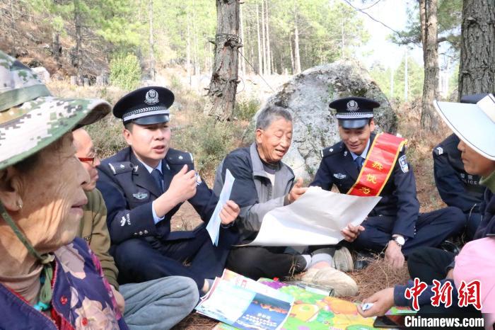 圖為竹瓦根邊境派出所民警為轄區(qū)群眾宣講森林防火常識?！≈裢吒吘撑沙鏊?供圖