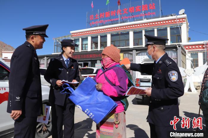 圖為日土邊境派出所民警在選轄區(qū)宣講國家安全知識?！∪尾?攝