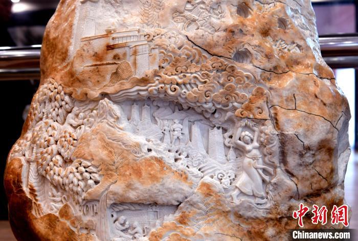 圖為5月16日，展覽中的漢白玉雕作品《猴子變?nèi)恕贰！±盍?攝