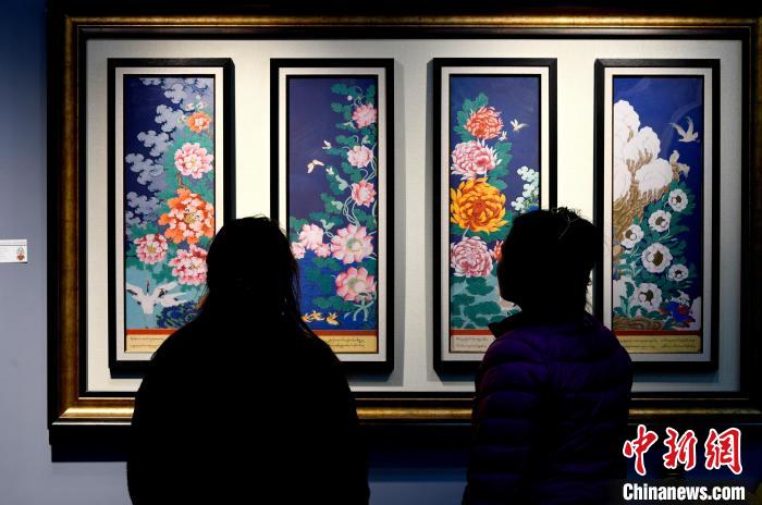 圖為5月16日，觀眾正在欣賞展覽中的新創(chuàng)唐卡作品?！±盍?攝
