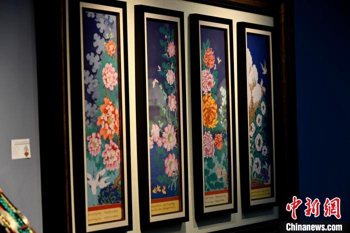 圖為5月16日，展覽中新創(chuàng)唐卡作品《四季花》?！±盍?攝