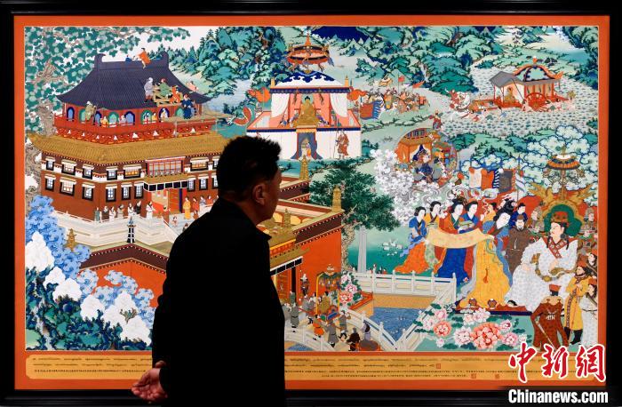 圖為5月16日，觀眾正在欣賞展覽中的新創(chuàng)唐卡作品?！±盍?攝