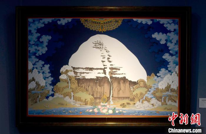 圖為5月16日，展覽中新創(chuàng)唐卡作品《岡底斯山》。　李林 攝