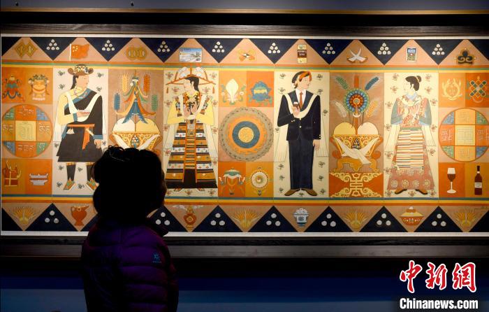 圖為5月16日，觀眾正在欣賞展覽中的新創(chuàng)唐卡作品。　李林 攝
