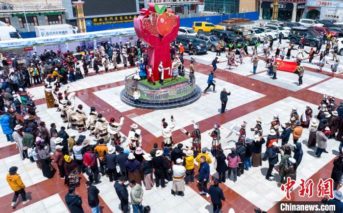 圖為“極地那曲 天際之旅”2023西藏那曲“中國旅游日”音樂美食嘉年華活動(dòng)現(xiàn)場。　那曲市文化和旅游局供圖