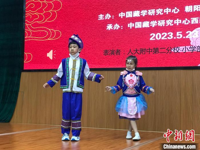 圖為中國(guó)人民大學(xué)附屬中學(xué)第二分校的小朋友們展示民族服飾?！￡惤ㄐ?攝