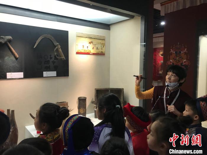 圖為中國(guó)人民大學(xué)附屬中學(xué)第二分校的小朋友們參觀(guān)“雪域星光——西藏傳統(tǒng)文化藝術(shù)展”。　陳建新 攝