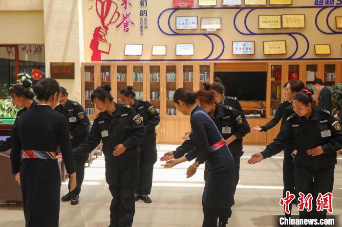 日喀則火車站客運人員學(xué)習(xí)服務(wù)禮儀。　斗山得 攝