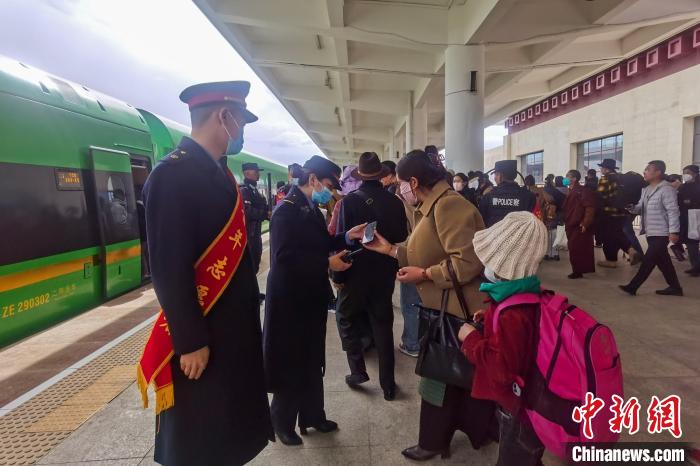 日喀則火車站工作人員引導(dǎo)乘客乘坐高原復(fù)興號?！《飞降?攝