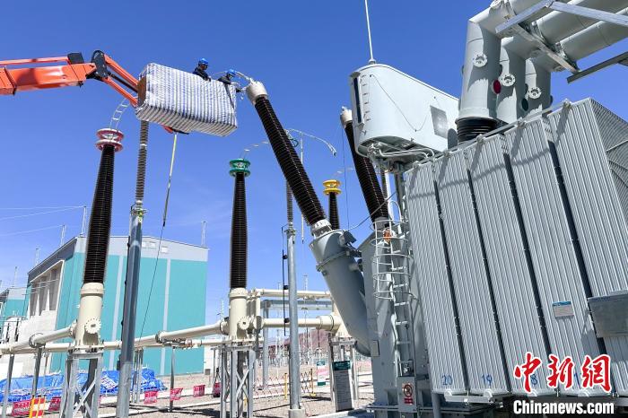 國網西藏電力組織檢修人員對設備進行全面體檢?！W西藏電力有限公司 供圖