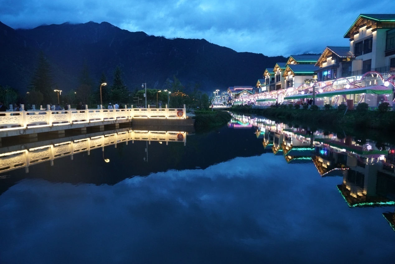 工布公園的夜景。人民網(wǎng)記者 益西康珠攝